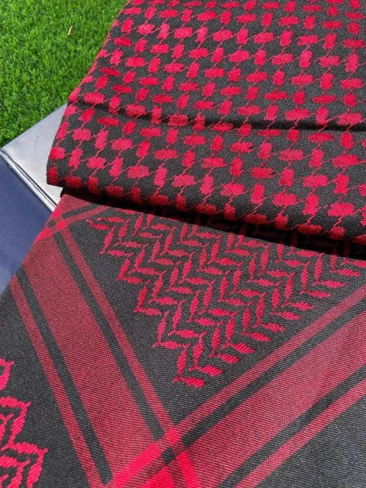 وشاح كوفية باللون الأسود القرمزي للجنسين