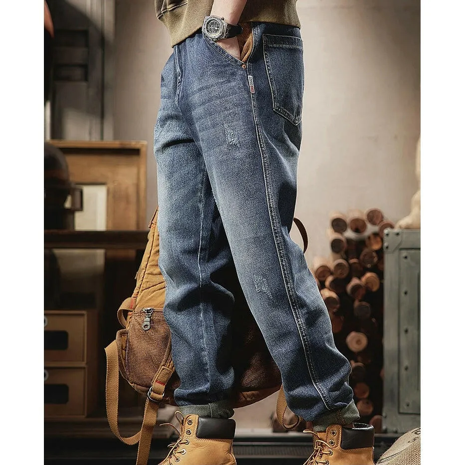 Features a Back Pocket Straight Jeans P0289
