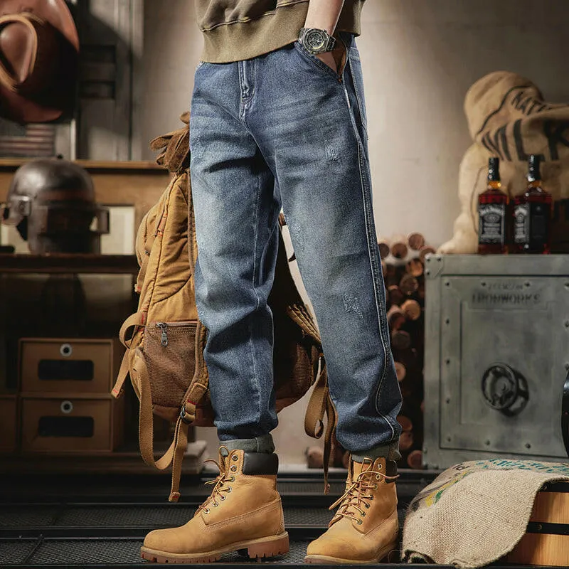 Features a Back Pocket Straight Jeans P0289