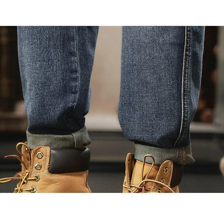 Features a Back Pocket Straight Jeans P0289
