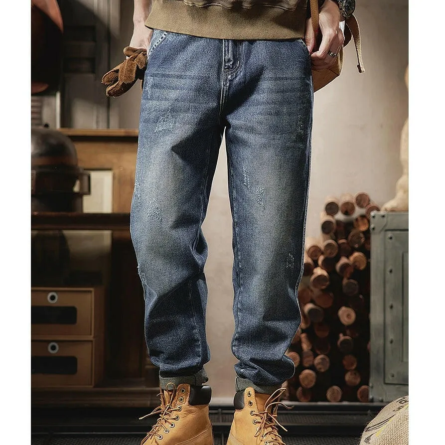 Features a Back Pocket Straight Jeans P0289