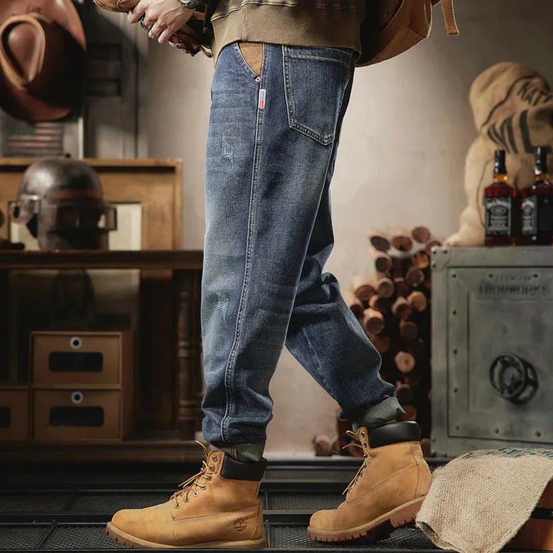 Features a Back Pocket Straight Jeans P0289
