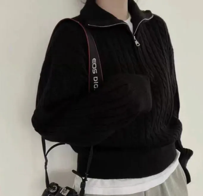 Jacque V-Sweater | Bequemer Zopfpullover mit V-Ausschnitt, Rollkragen und Reißverschluss